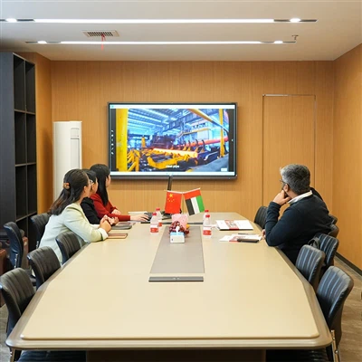 לקוחות איחוד האמירויות בודקים את איכות צינור טיטניום ב-GNEE